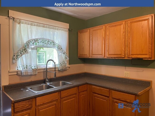 Building Photo - Great 2 Bedroom 1 Bath Cottage Style Home ...