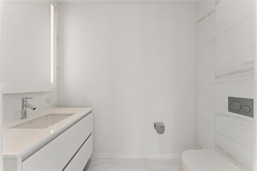 Building Photo - 300 Biscayne Boulevard Way