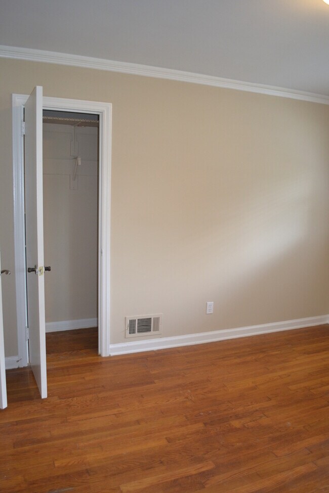 Building Photo - 3BR/1Bth with Covered Patio and Large Stor...