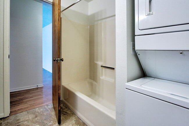 Building Photo - Holland Northside Two Bedroom