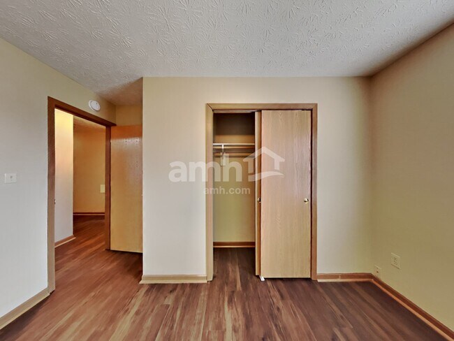 Building Photo - 998 Canary Creek Dr