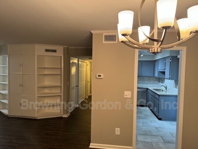 Building Photo - 215 Hillsboro Pl