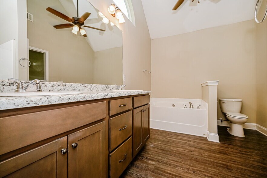 Building Photo - 320 Woodland Ridge Cir