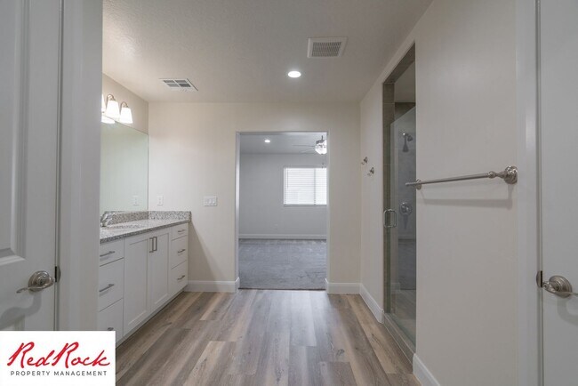 Building Photo - Modern Townhome in Desirable Hurricane Hei...
