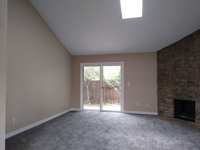 Building Photo - Charming 2 Bedroom 2 Bath w/ Large Yard, 1 Car Garage and Central Air/Heat