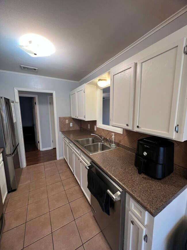 Building Photo - Greenacres -North Bossier.. Close to Barksdale Air Force Base..