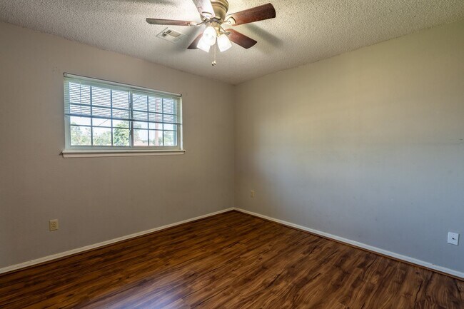 Building Photo - Stunning 3 Bed 1 Bath in amazing area