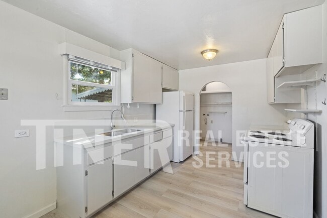 Building Photo - 3837 Marshall Ave