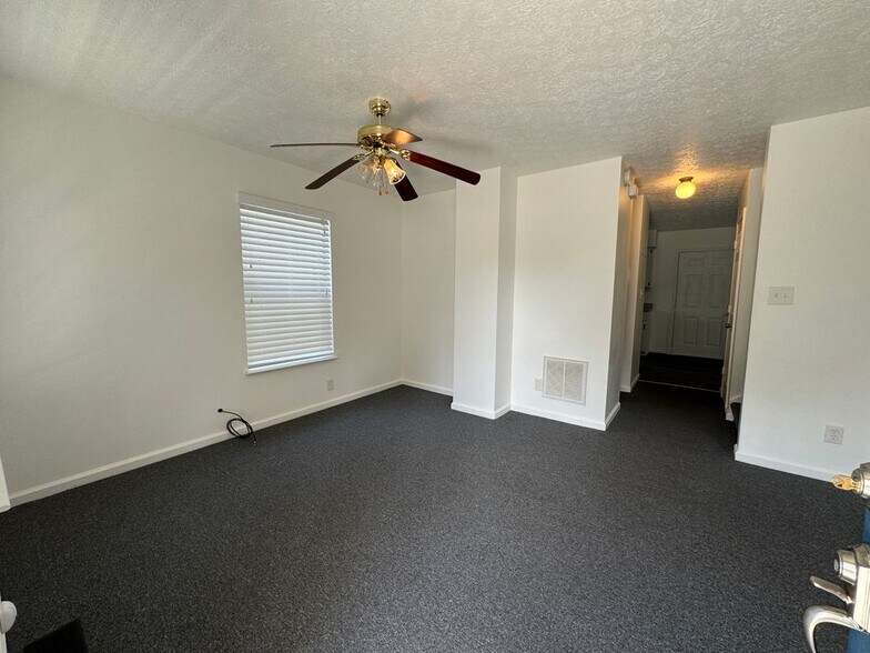 Building Photo - 400 W 30th St