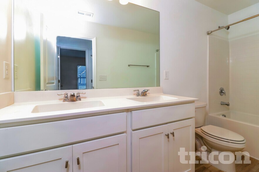 Building Photo - 2005 Rosemary Park Ln