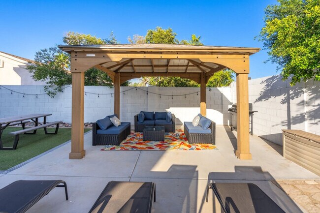 Building Photo - 3733 E Dahlia Dr