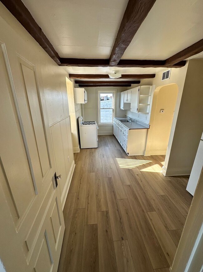 Building Photo - Top Floor, Renovated 1 Bedroom Apartment-York City SD