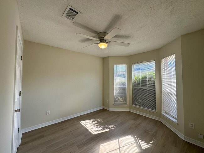 Building Photo - Updated 3 bedroom 2 bath brick home located in the Cottages at Marcus Lake!