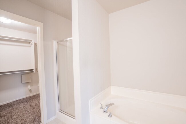 Building Photo - 4 bed/2 bath!