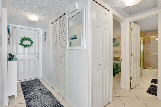 Building Photo - 1069 Hillsboro Mile