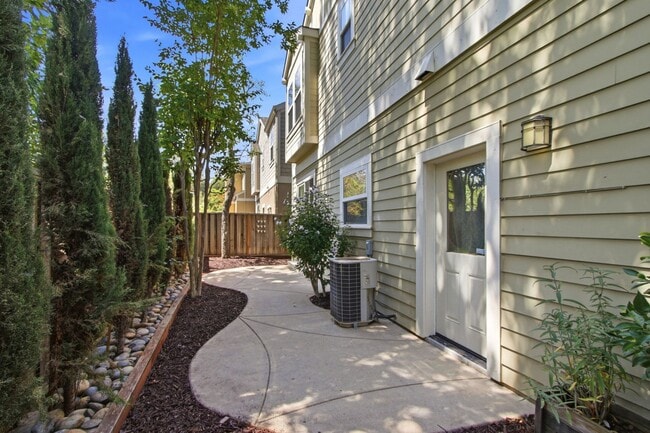 Building Photo - 136 Creekside Village Dr