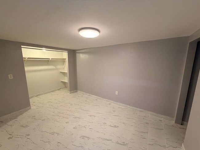 Building Photo - 3914 W Diversey Ave