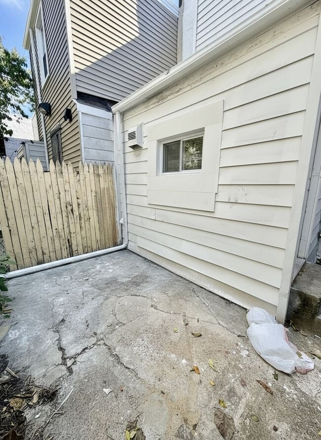 Building Photo - Charming 2-bedroom, 1-bathroom home in the...