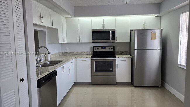 Building Photo - 1650 SW 124th Terrace