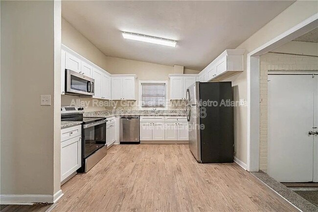 Building Photo - 16 Bromack Dr SE