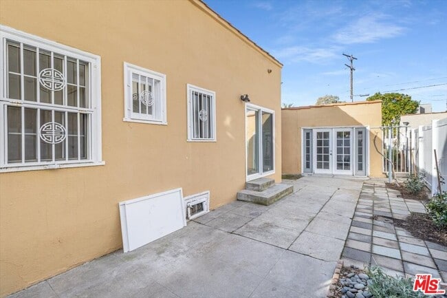 Building Photo - 1185 S Tremaine Ave