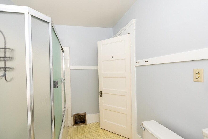 Building Photo - Large North Berkeley gem