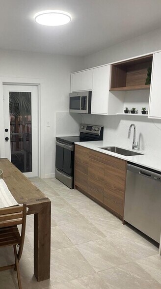 Building Photo - 7800 NE 10th Ct