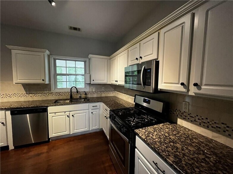 Building Photo - 2258 St Albans Pl