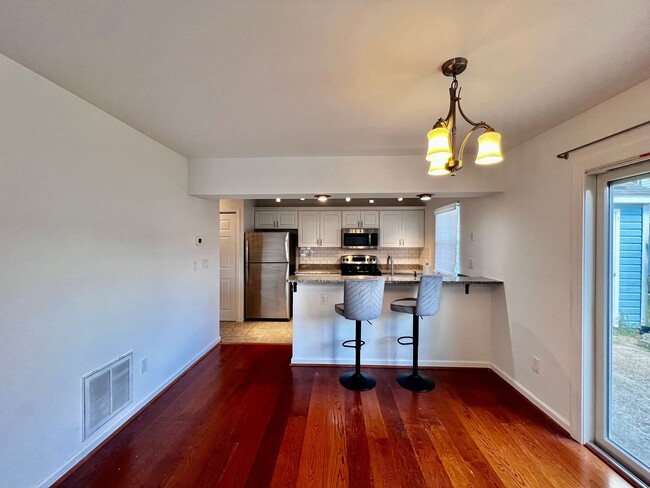 Building Photo - Gorgeous end unit condo