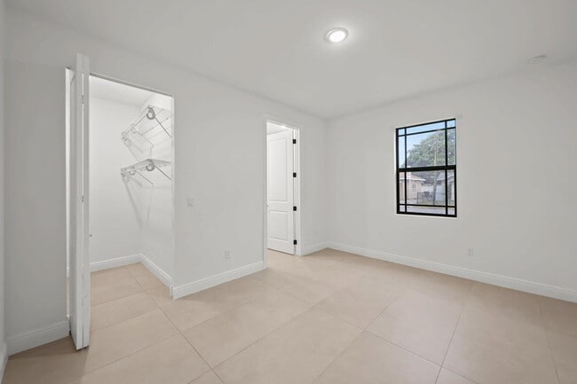 Building Photo - 633 55th St