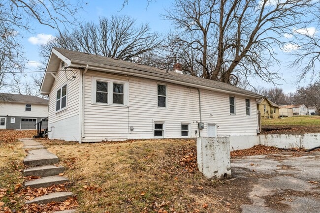 Building Photo - COMING SOON!! Charming 2-Bedroom Haven in Kansas City Northland!