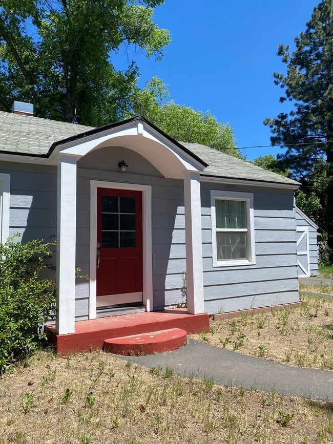 Building Photo - 2 bedroom 1 bath home