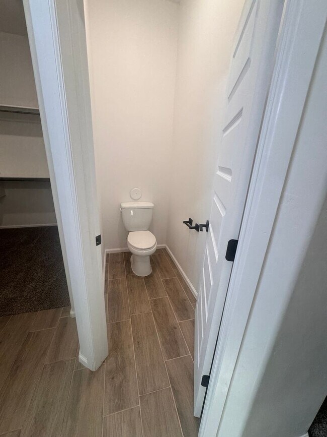 Building Photo - Beautiful newer townhome with Mountain View’s