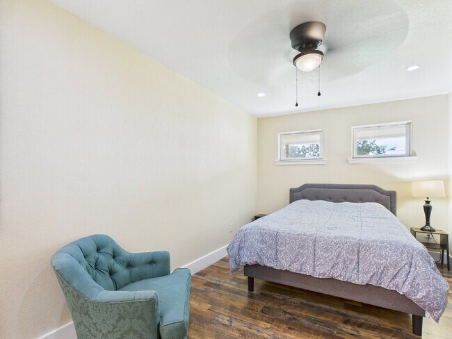 Building Photo - Move-in Ready 3/2