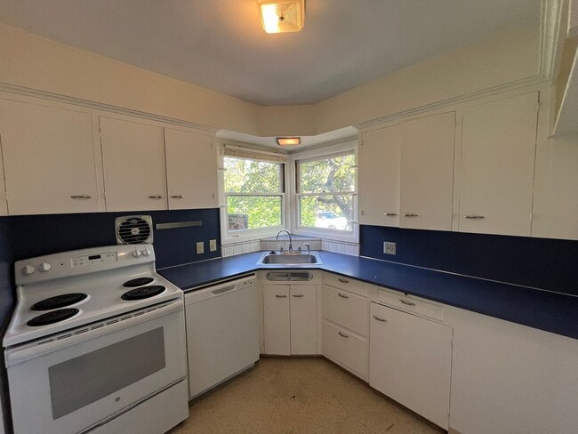 Building Photo - Wonderful 2 Bd 1 Ba home in Woodstock! Covered driveway, Large yard and Shop/Shed !!!