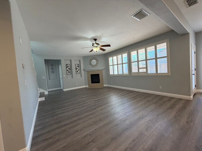 Building Photo - AVAILABLE NOW! LEASE TODAY! 4 Bedroom 3 Bath Elk Grove Home with Bonus Room!