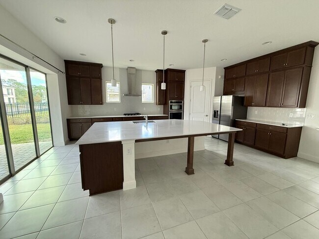 Building Photo - 5/4 spacious Saint Cloud Home