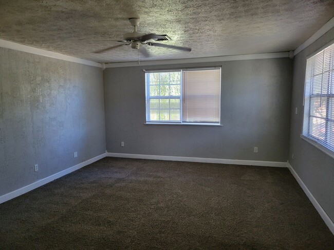 Building Photo - Spacious 4 Bedroom 2 Bath Home with Hardwo...