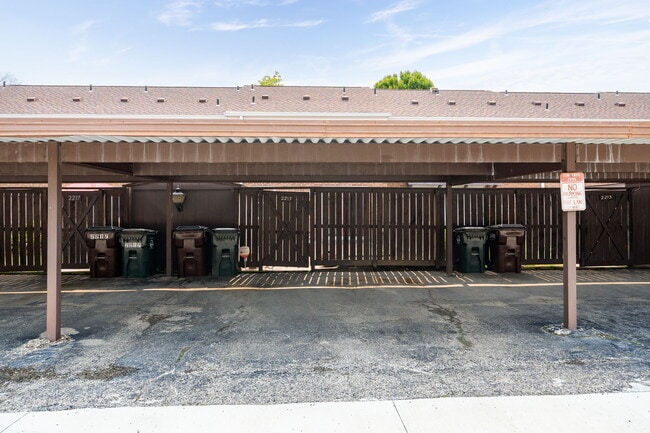 Building Photo - 2215 Barclay Ct