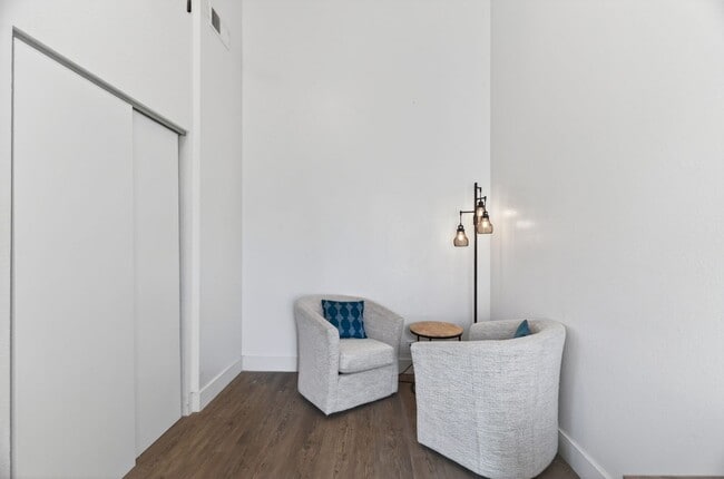 Building Photo - 2 Bedroom Condo for Rent in Redding CA | Pool, Spa, Fireplace, Balcony