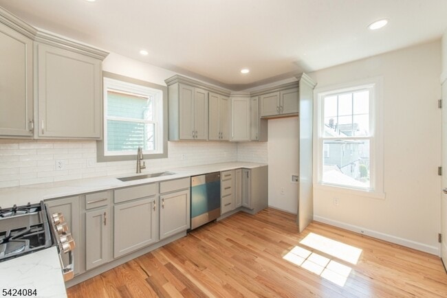 Building Photo - 39 Beekman St