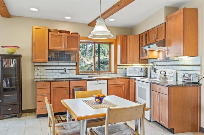 Building Photo - Fully-Furnished Short-Term Rental on South...