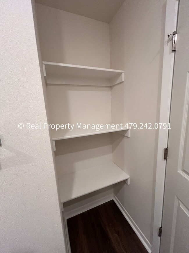 Building Photo - 10640 Cedar Wy