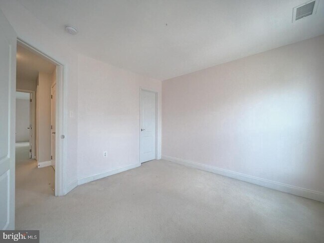 Building Photo - 113 Lake Cook Dr