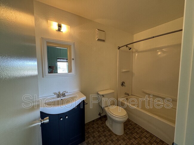 Building Photo - 2121 W Hayward Ave