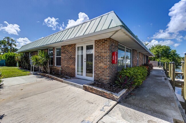 Building Photo - ** NEAR DOWNTOWN ** 2 BED / 2 BATH CONDO -...