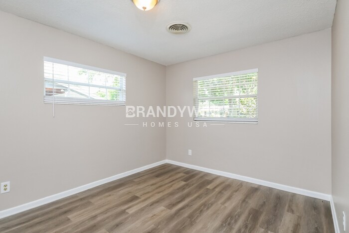 Building Photo - 1830 Hinckley Rd