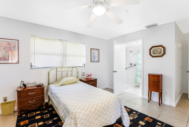 Building Photo - 504 SE 6th Ter