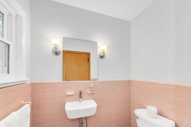 Building Photo - 55 Arborough Rd