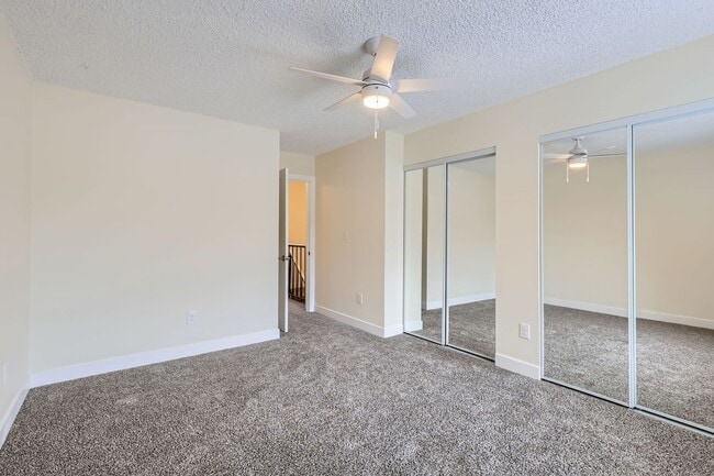 Building Photo - Bright & Updated 2-Bedroom Townhome with Bonus Basement Space in Lakewood!